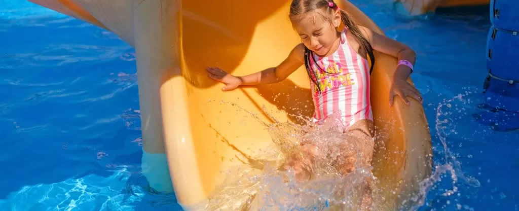 Menina descendo em toboágua