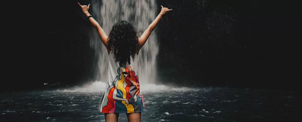 Mulher de costas olhando para cachoeira Mulher de costas olhando para cachoeira em São Paulo