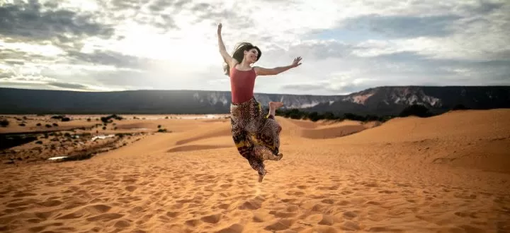 Mulher em dunas no Jalapão Lugares para viajar em janeiro Jalapão