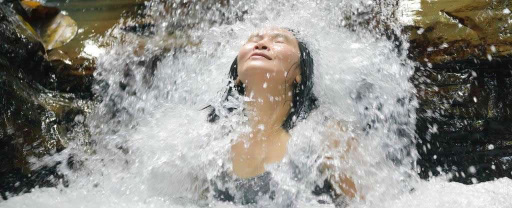 Mulher se refrescando em cachoeira Mulher se refrescando em cachoeira SP