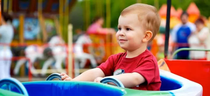 Menino em um Parques temáticos para crianças