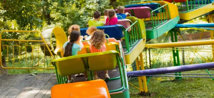 Parques temáticos para crianças - pessoas em uma brinquedo divertido