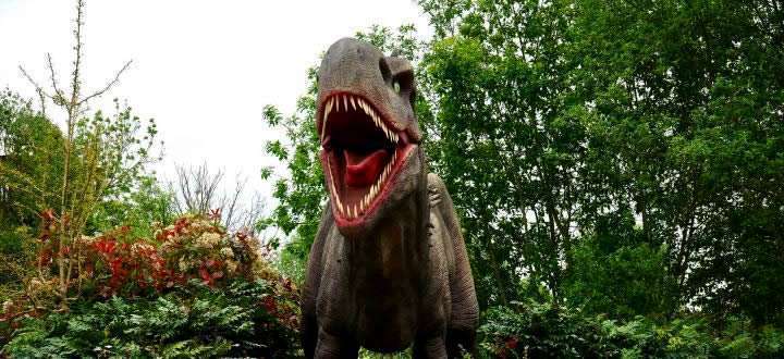 Réplica de dinossauro em parque temático para crianças e adultos