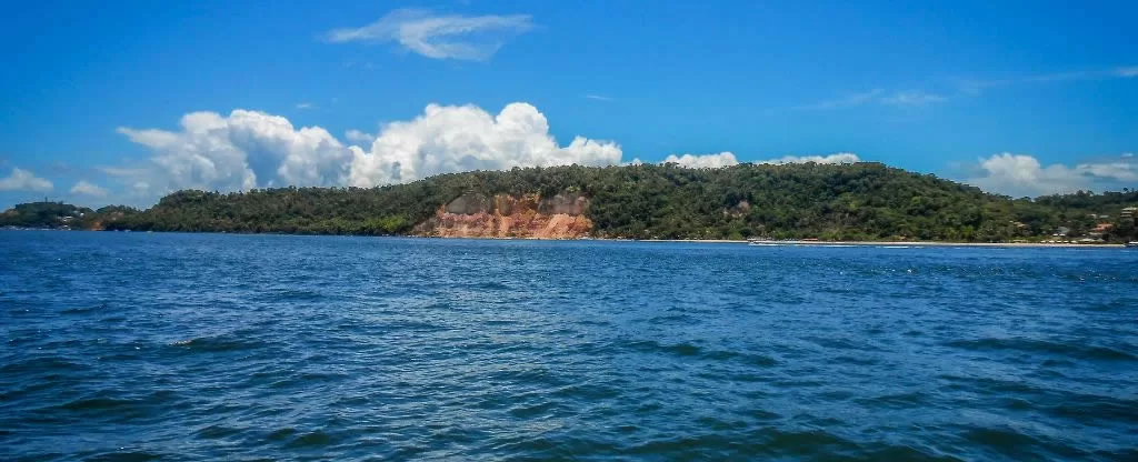Vista do mar para Costa da Ilha de Itaparica