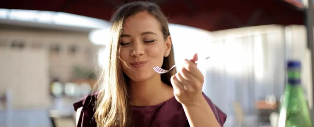 Mulher segurando um garfo