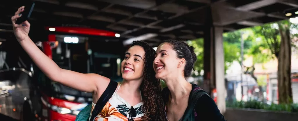 Mulheres tirando foto em rodoviária