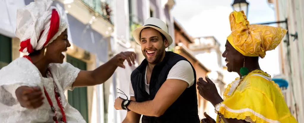 Turista ao lado de baianas 