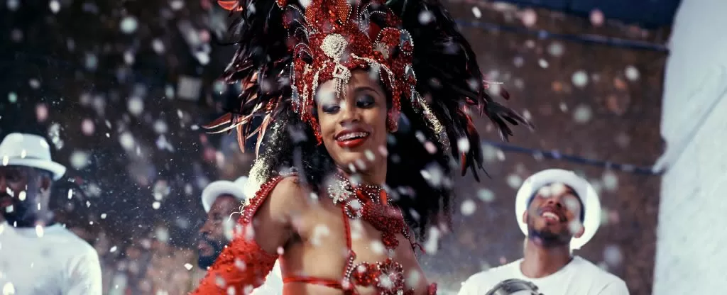 Mulher em desfile de Escola de Samba