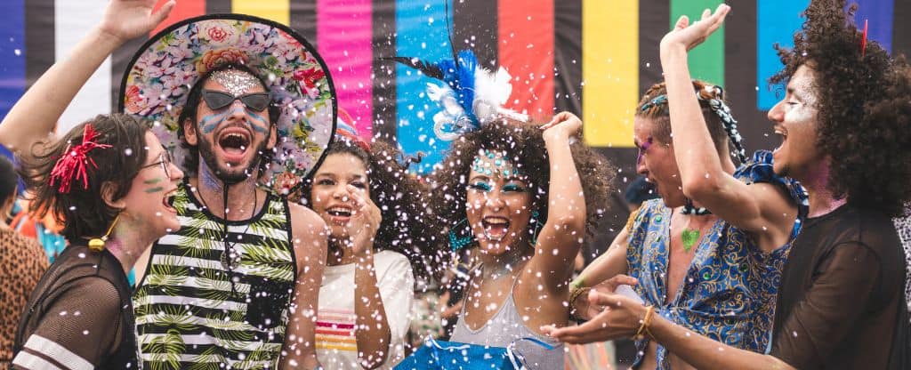 Grupo de foliões curtindo carnaval em Fortaleza