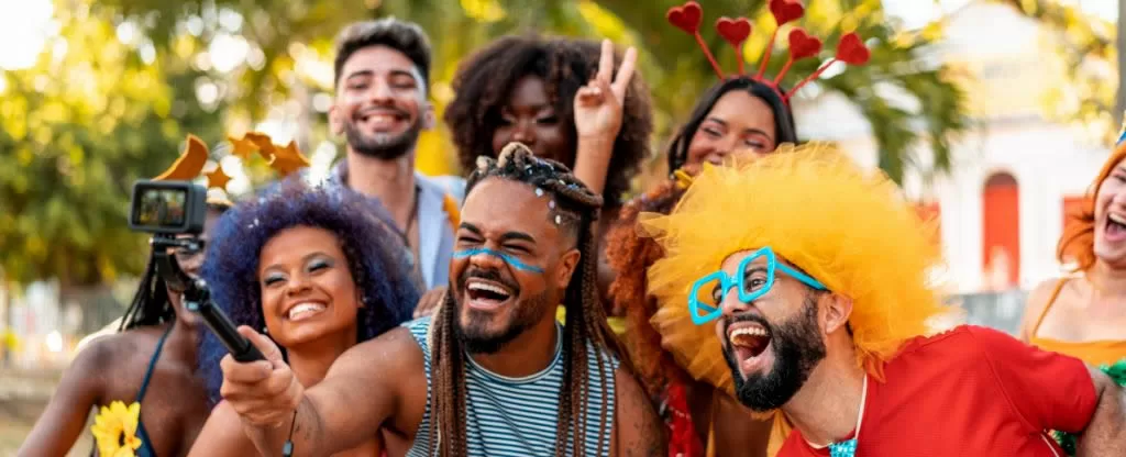 Pessoas curtindo carnaval