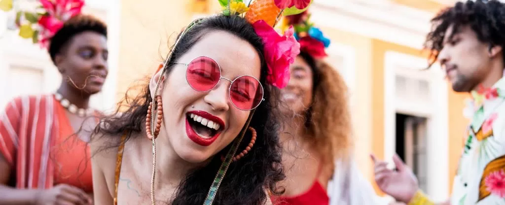 Mulher sorrindo fantasiada para carnaval 