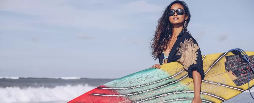 Mulher com prancha de surf Mulher com prancha de surf - praias para surfar no Brasil