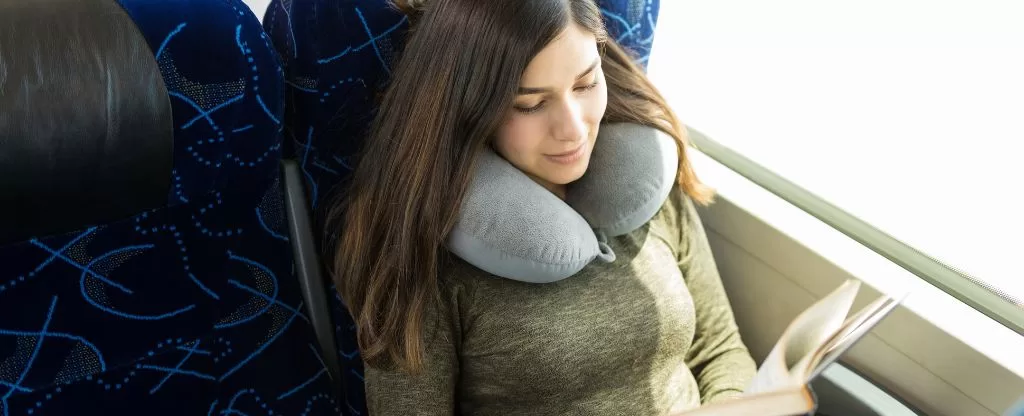 Mulher em ônibus de viagem