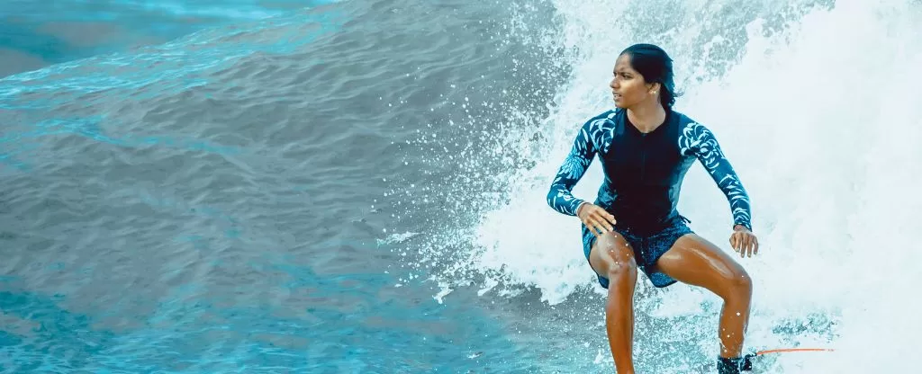 Pessoa no mar surfando