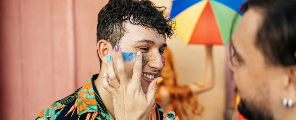 Pessoa passando brilho de carnaval no rosto