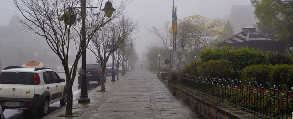 Avenidas Borges de Medeiros em Gramado em um dia frio e com névoa