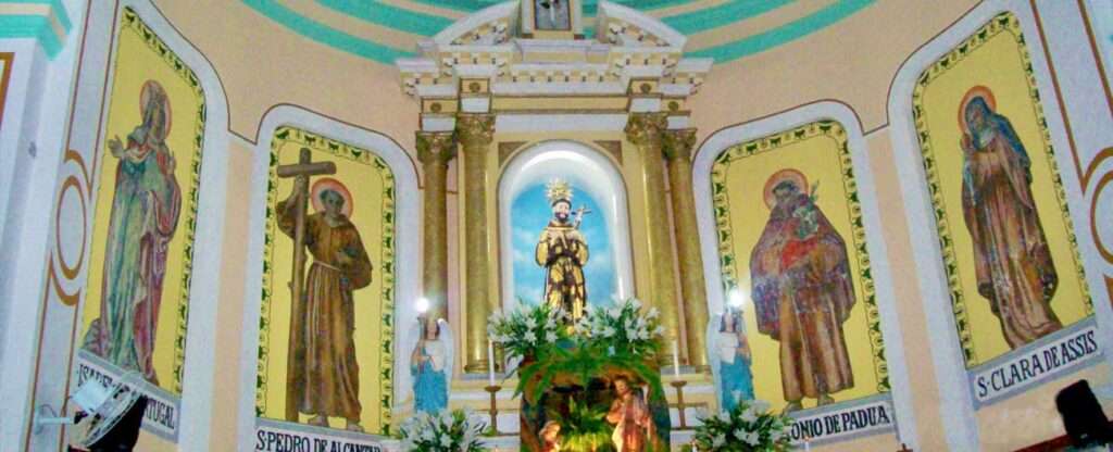 Altar da Igreja de São Francisco das Chagas - Canindé (CE) - Foto: Josue Marinho – Wikimedia Commons