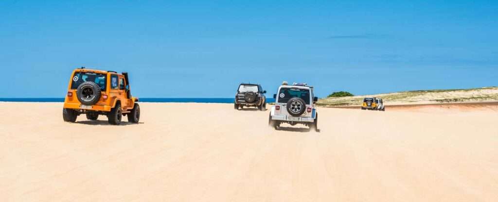 Passeio de Buggy no Parque das Dunas de Genipabu - Foto: Jjunoo – Wikimedia Commons