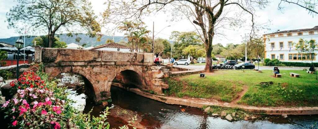 Praça e ponte em Tiradentes - Foto: Douglas Mendes – Pexels