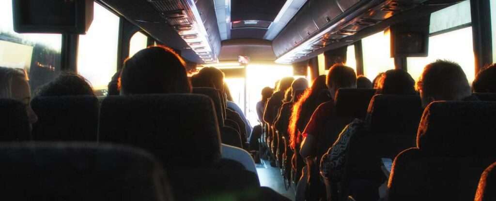 Nascer do sol dento do ônibus de viagem - Foto: Ash Gerlach – Unsplash