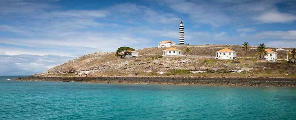 Farol de Abrolhos - Ilha de Santa Bárbara (BA) - Foto: Marinha do Brasil – Wikimedia Commons