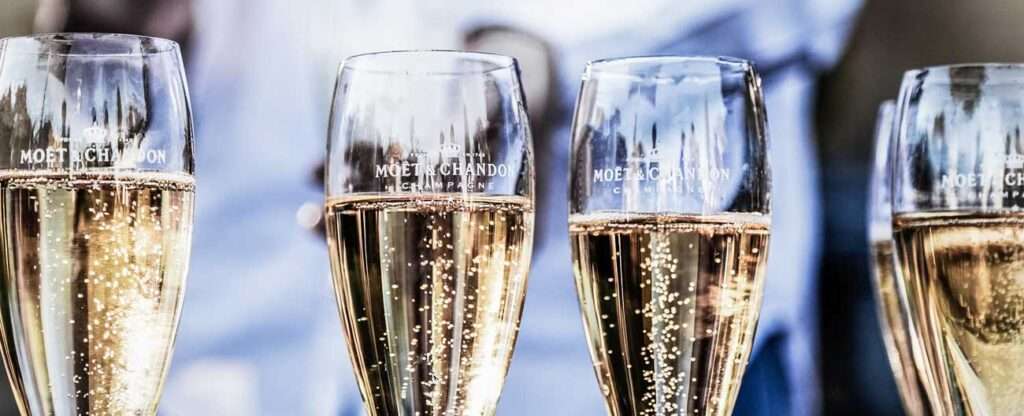 Taças de espumante - Foto: Deleece Cook – Unsplash