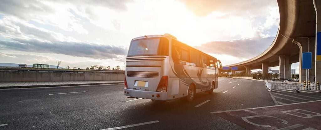 Ônibus de viagem ao por do sol - Foto: onlyyouqj - Freepik