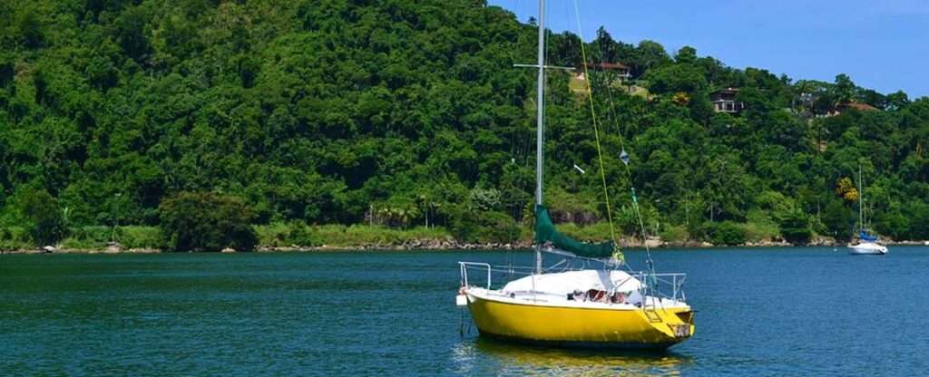 Barco em Ubatuba – Foto: larissasmora – Pixabay